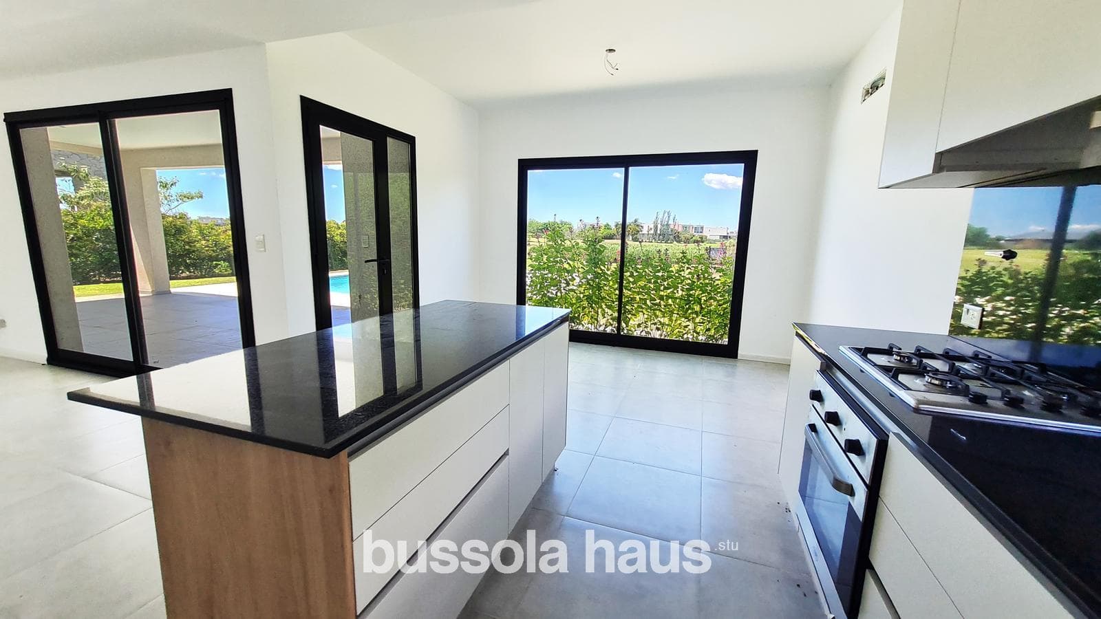 Brand-new house for sale with a view of the golf course in the Cantón neighborhood of Escobar
