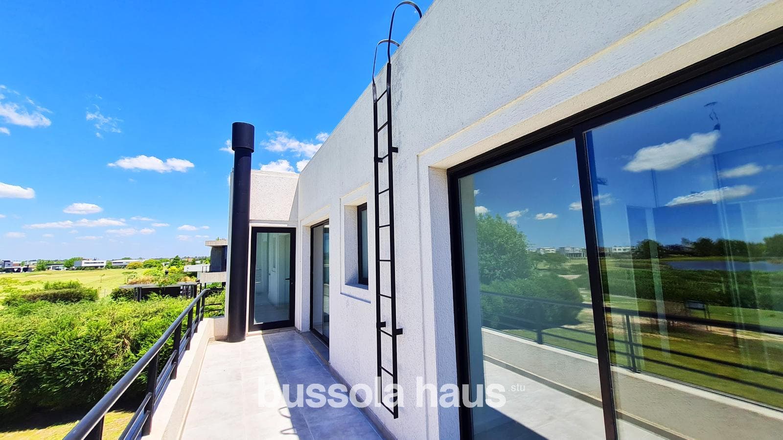 Brand-new house for sale with a view of the golf course in the Cantón neighborhood of Escobar