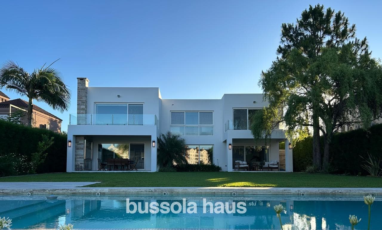 House for Sale by the Lagoon in Castores Nordelta