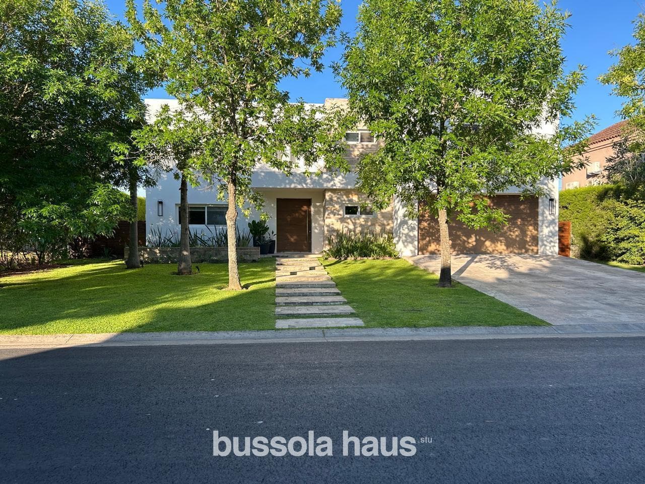 House for Sale by the Lagoon in Castores Nordelta