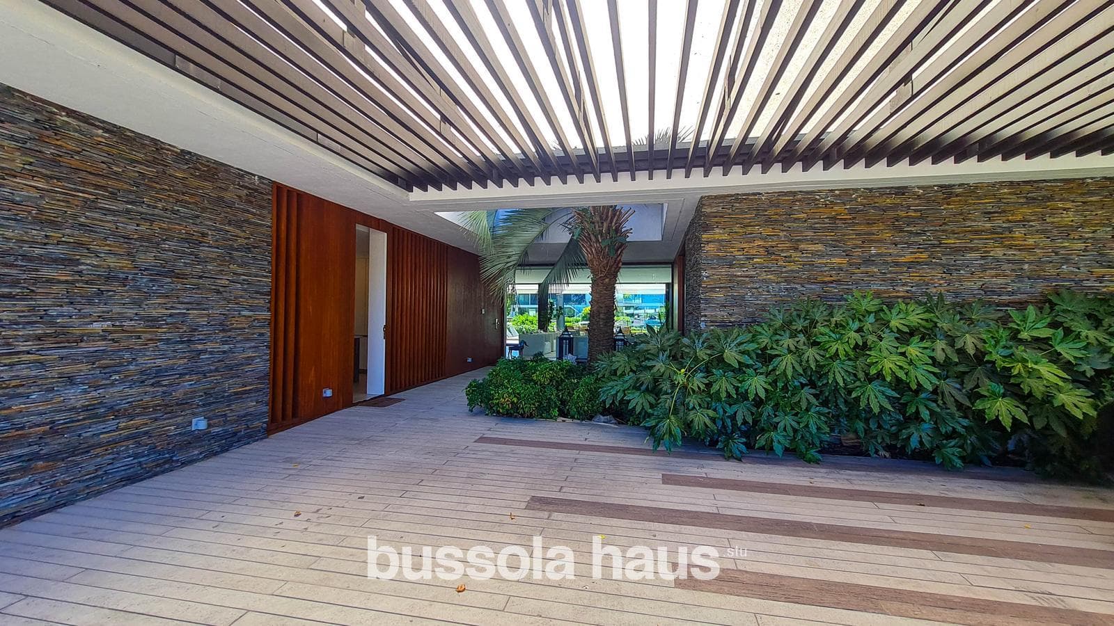 4-Bedroom House by the River in Albanueva