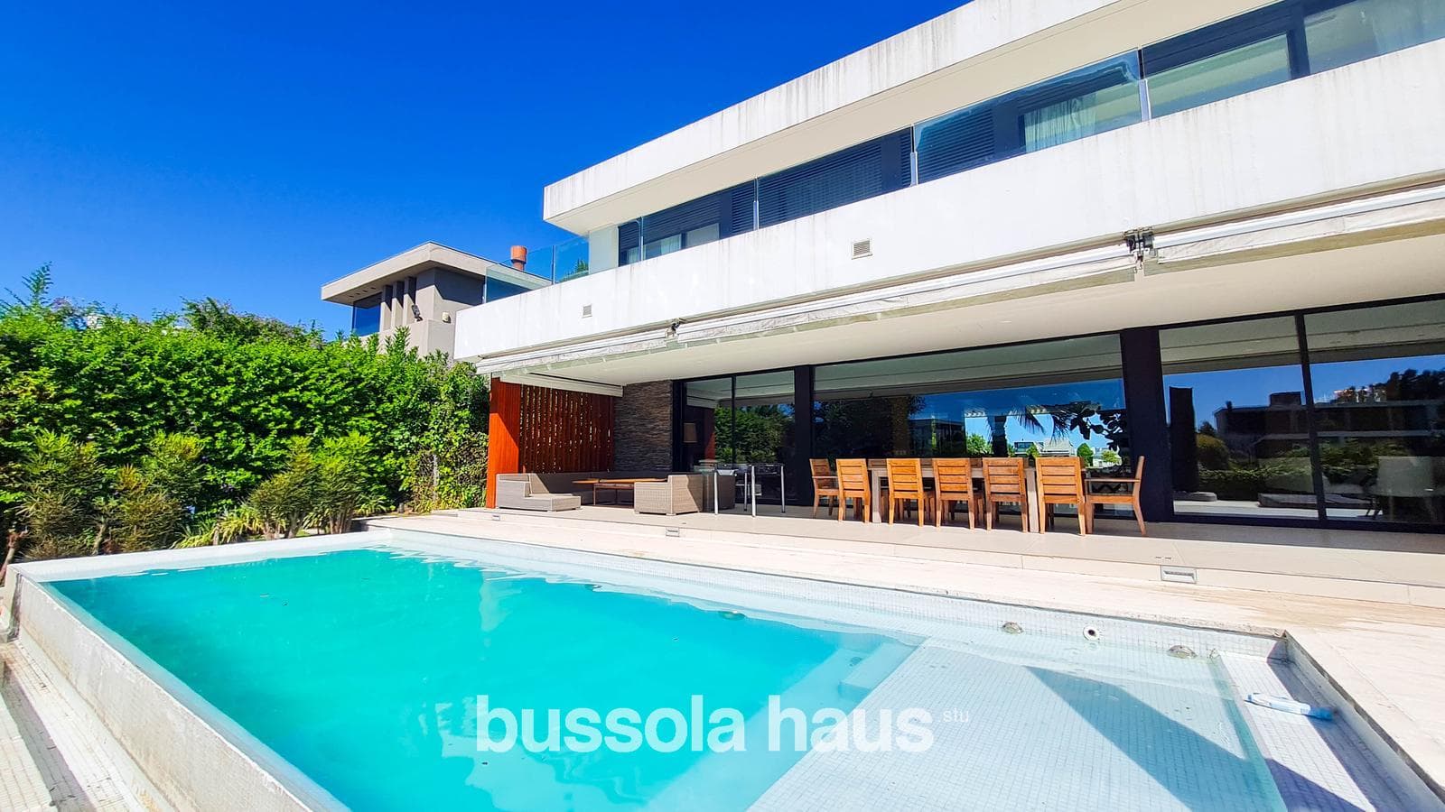 4-Bedroom House by the River in Albanueva
