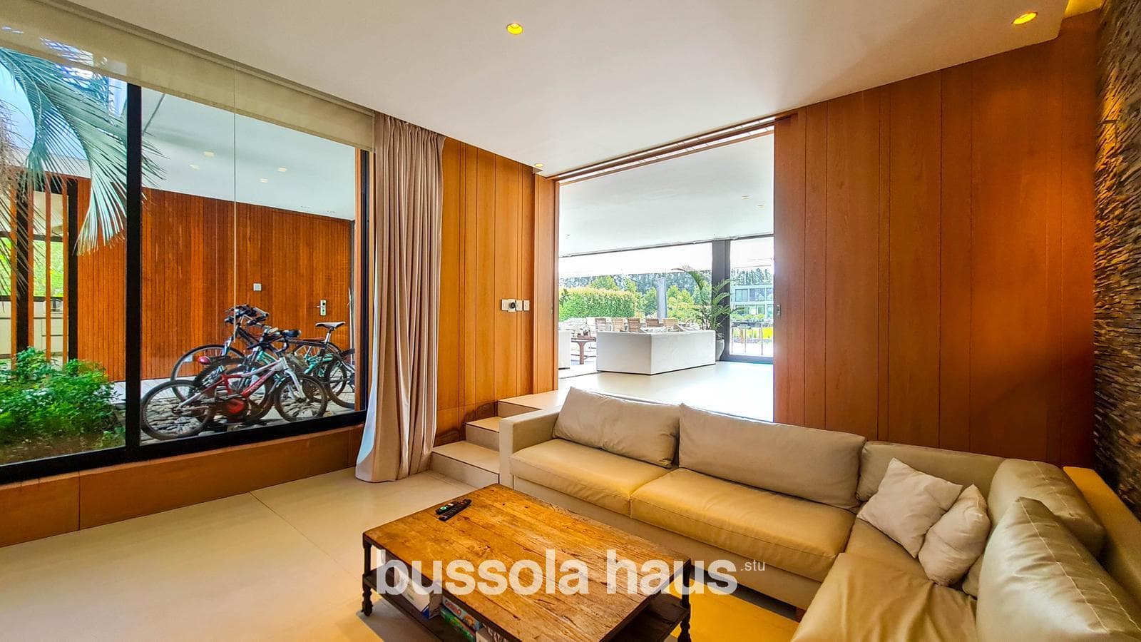 4-Bedroom House by the River in Albanueva