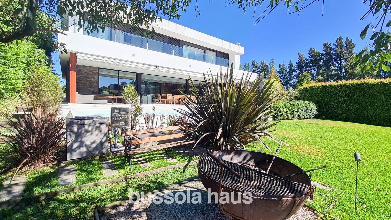 4-Bedroom House by the River in Albanueva