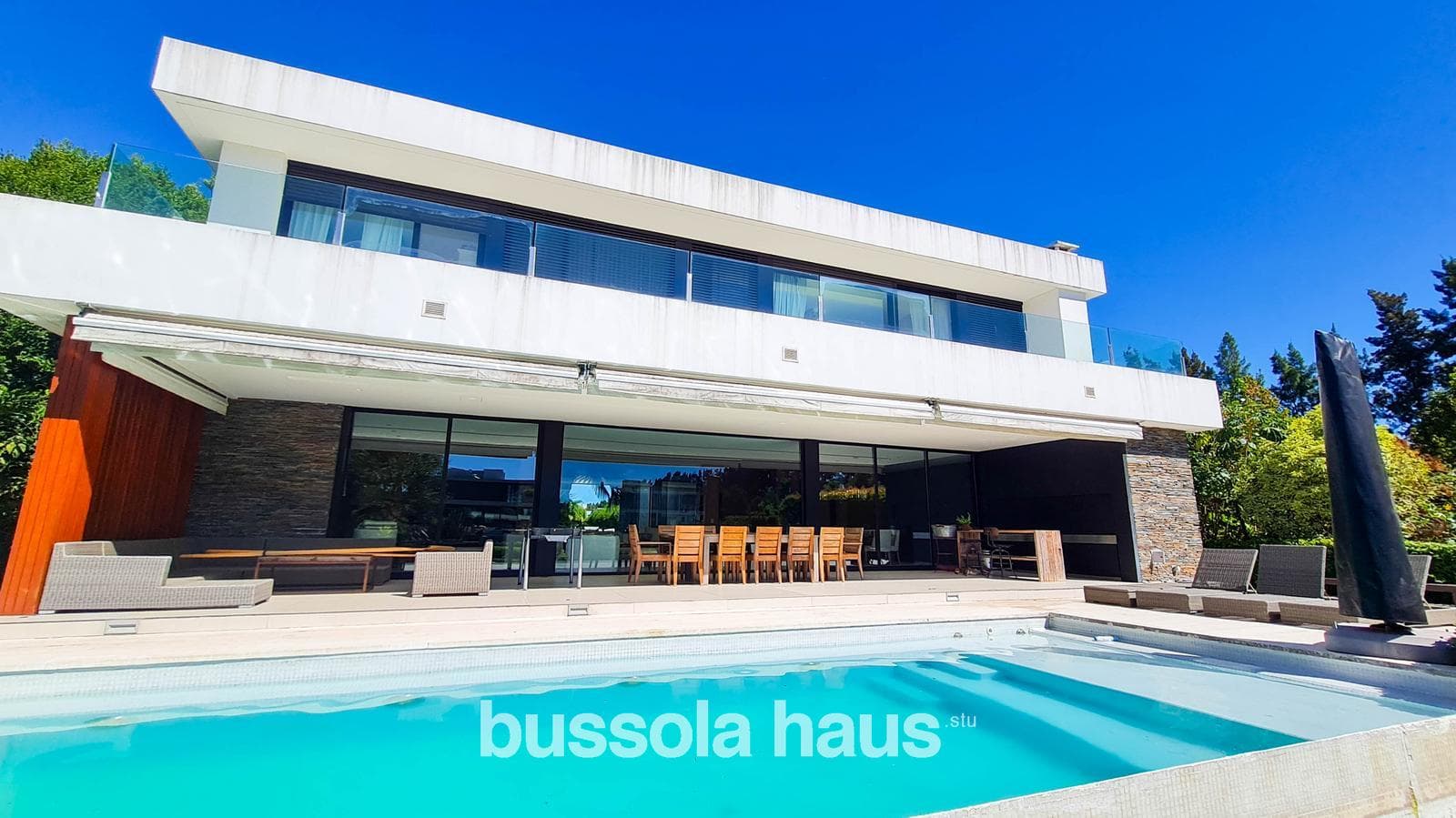 4-Bedroom House by the River in Albanueva