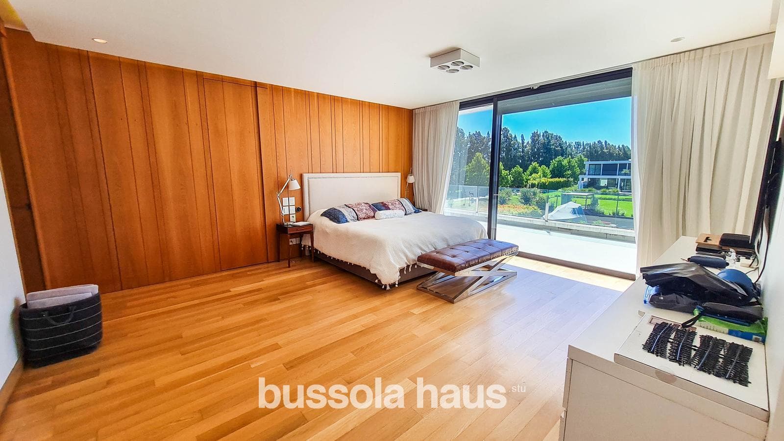 4-Bedroom House by the River in Albanueva