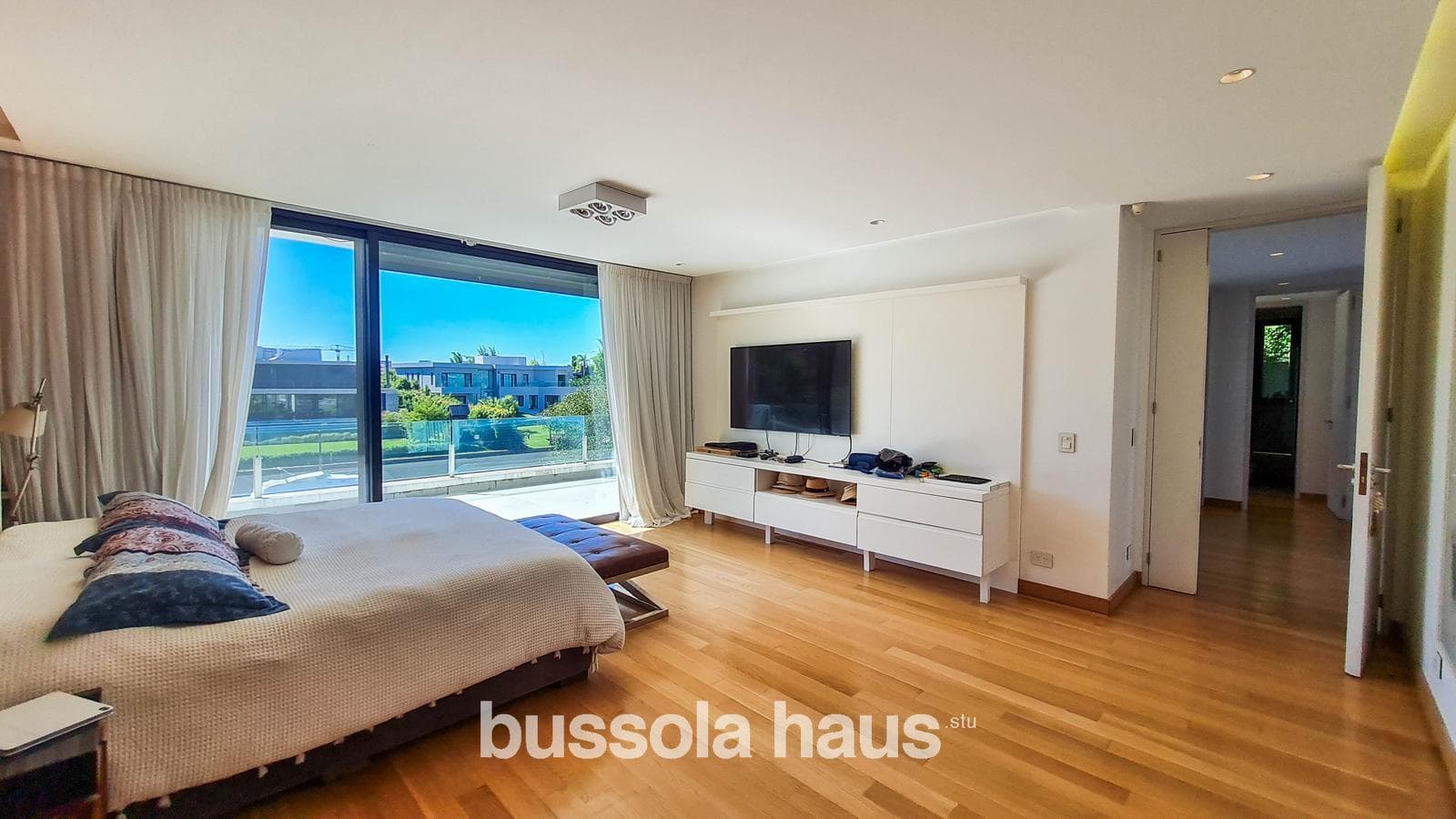 4-Bedroom House by the River in Albanueva
