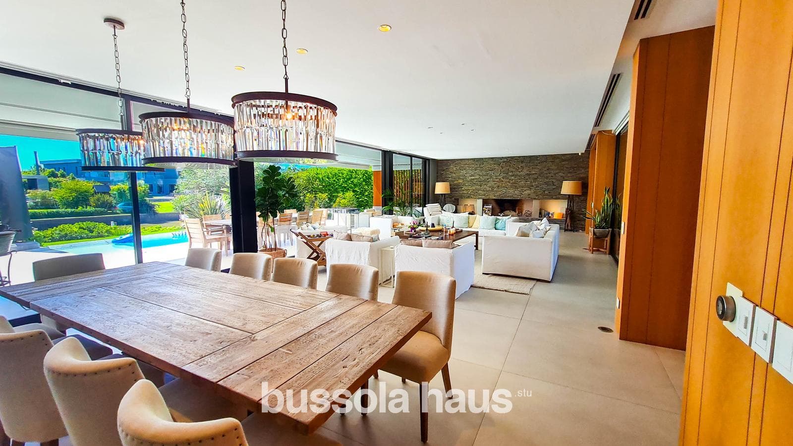 4-Bedroom House by the River in Albanueva