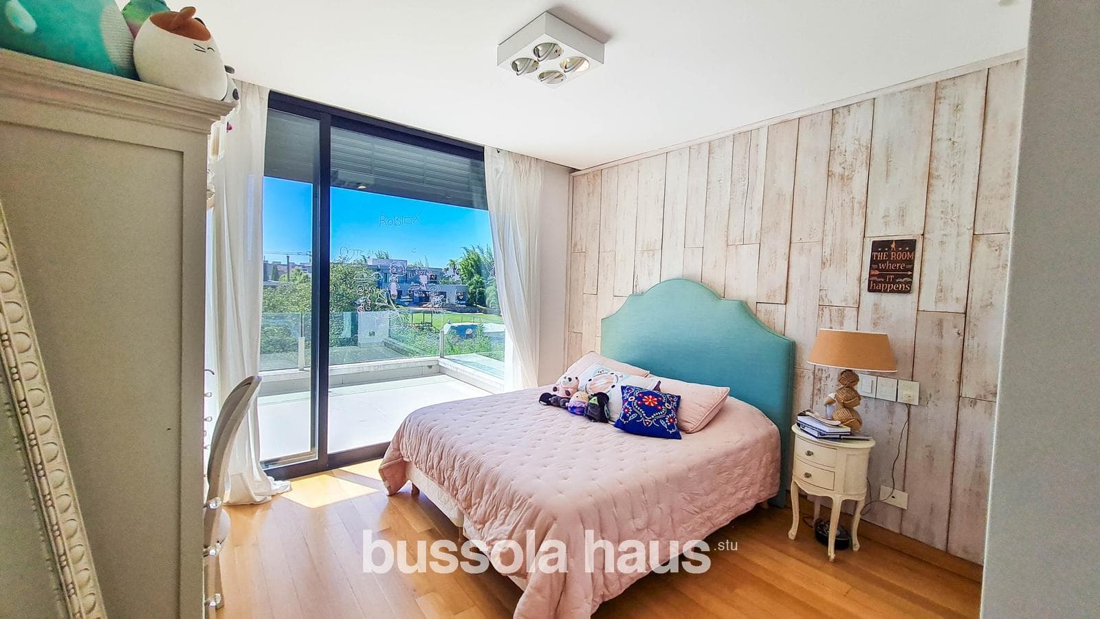 4-Bedroom House by the River in Albanueva