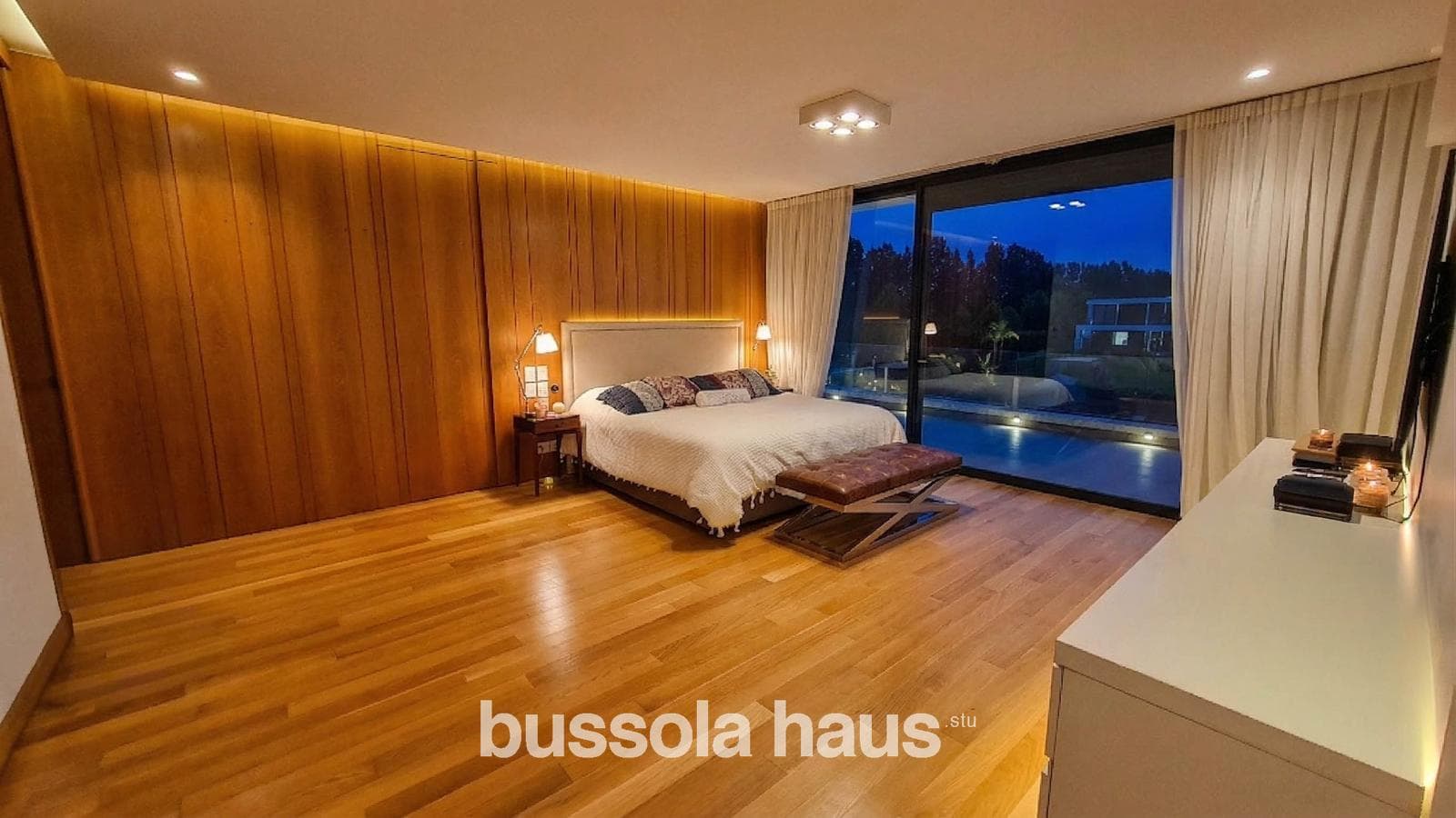 4-Bedroom House by the River in Albanueva