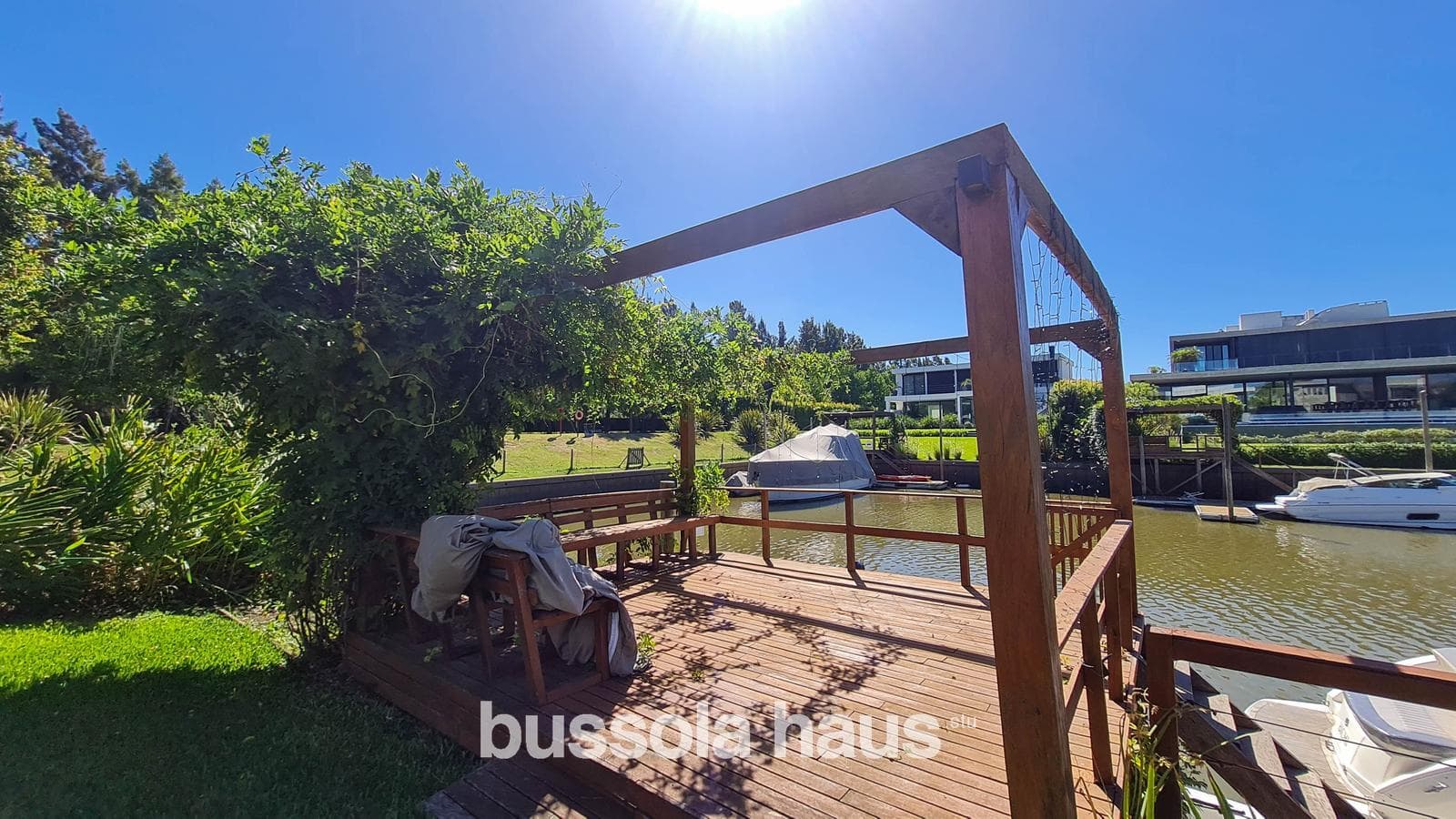 4-Bedroom House by the River in Albanueva