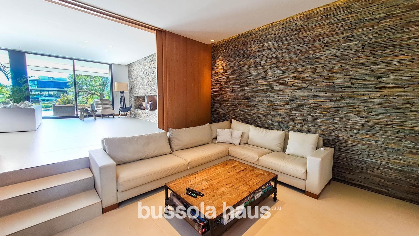 4-Bedroom House by the River in Albanueva