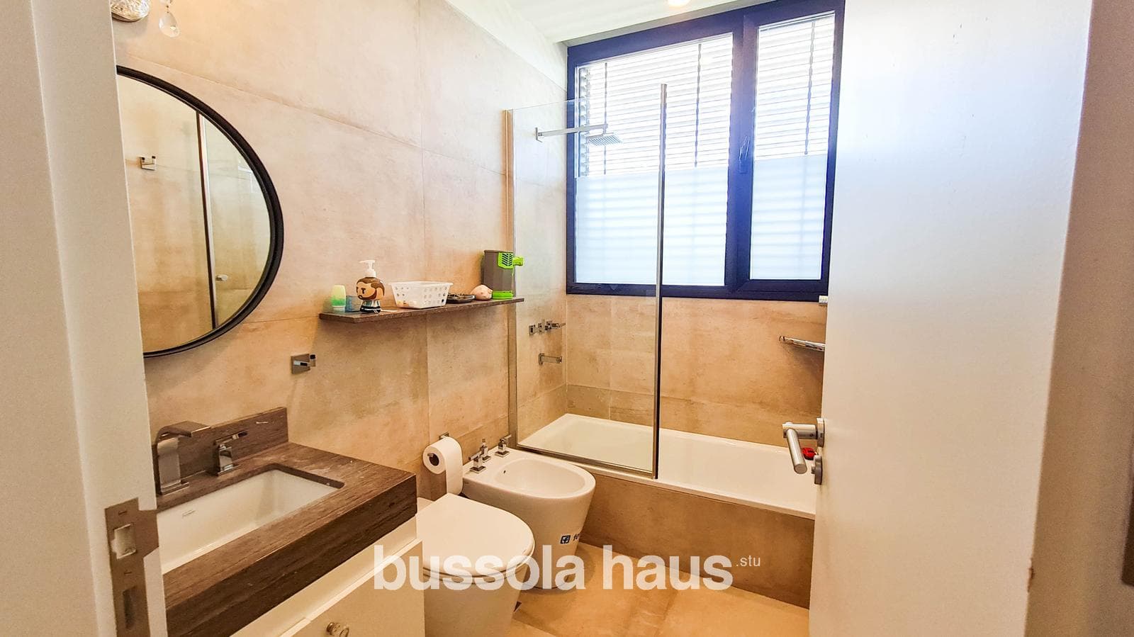 4-Bedroom House by the River in Albanueva