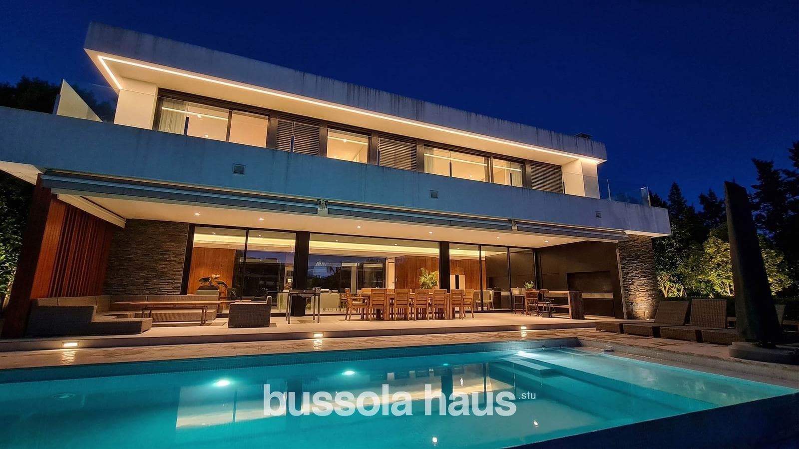 4-Bedroom House by the River in Albanueva