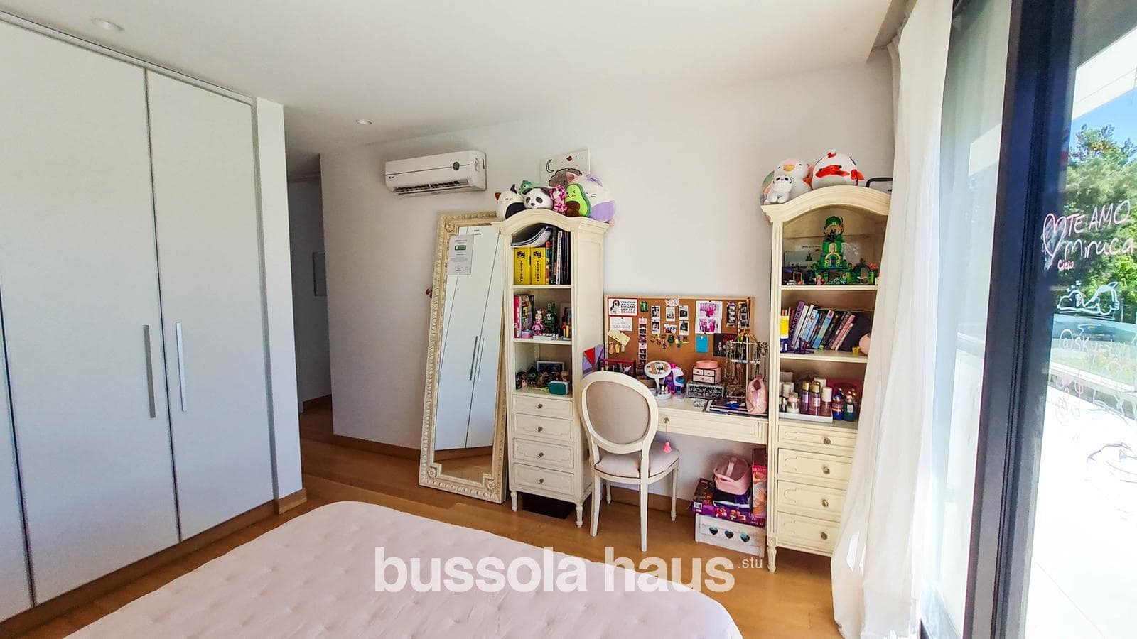 4-Bedroom House by the River in Albanueva