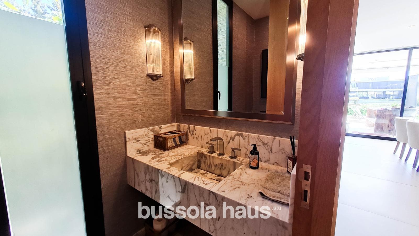 4-Bedroom House by the River in Albanueva