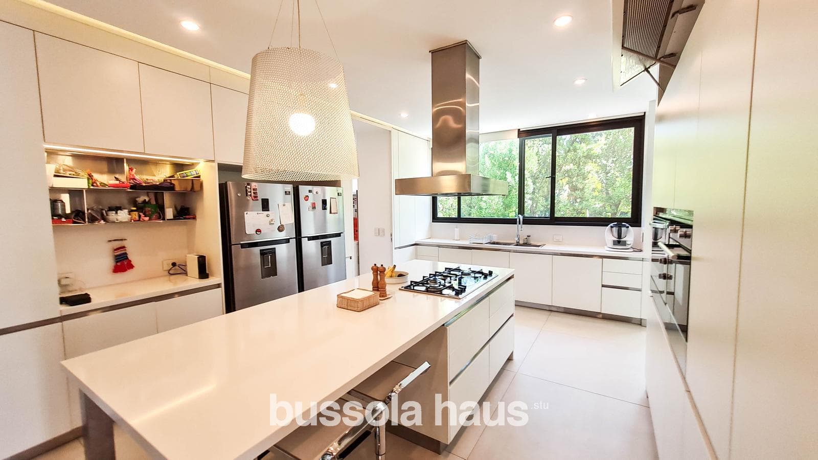 4-Bedroom House by the River in Albanueva