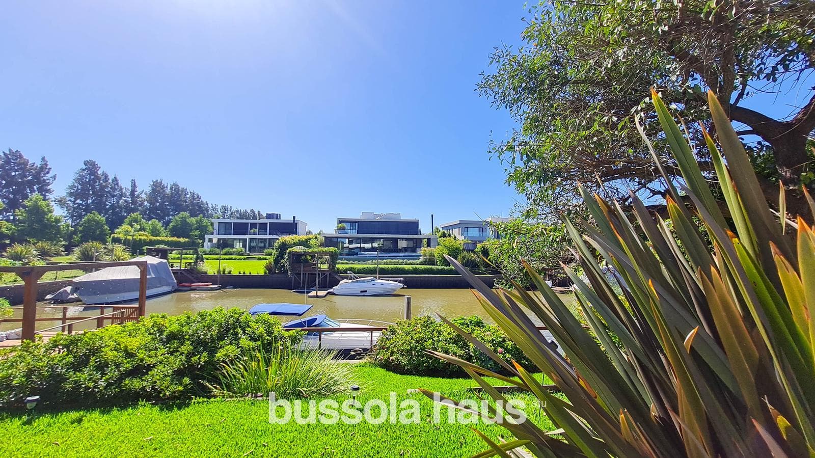 4-Bedroom House by the River in Albanueva