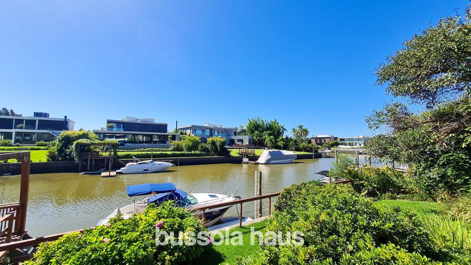 4-Bedroom House by the River in Albanueva