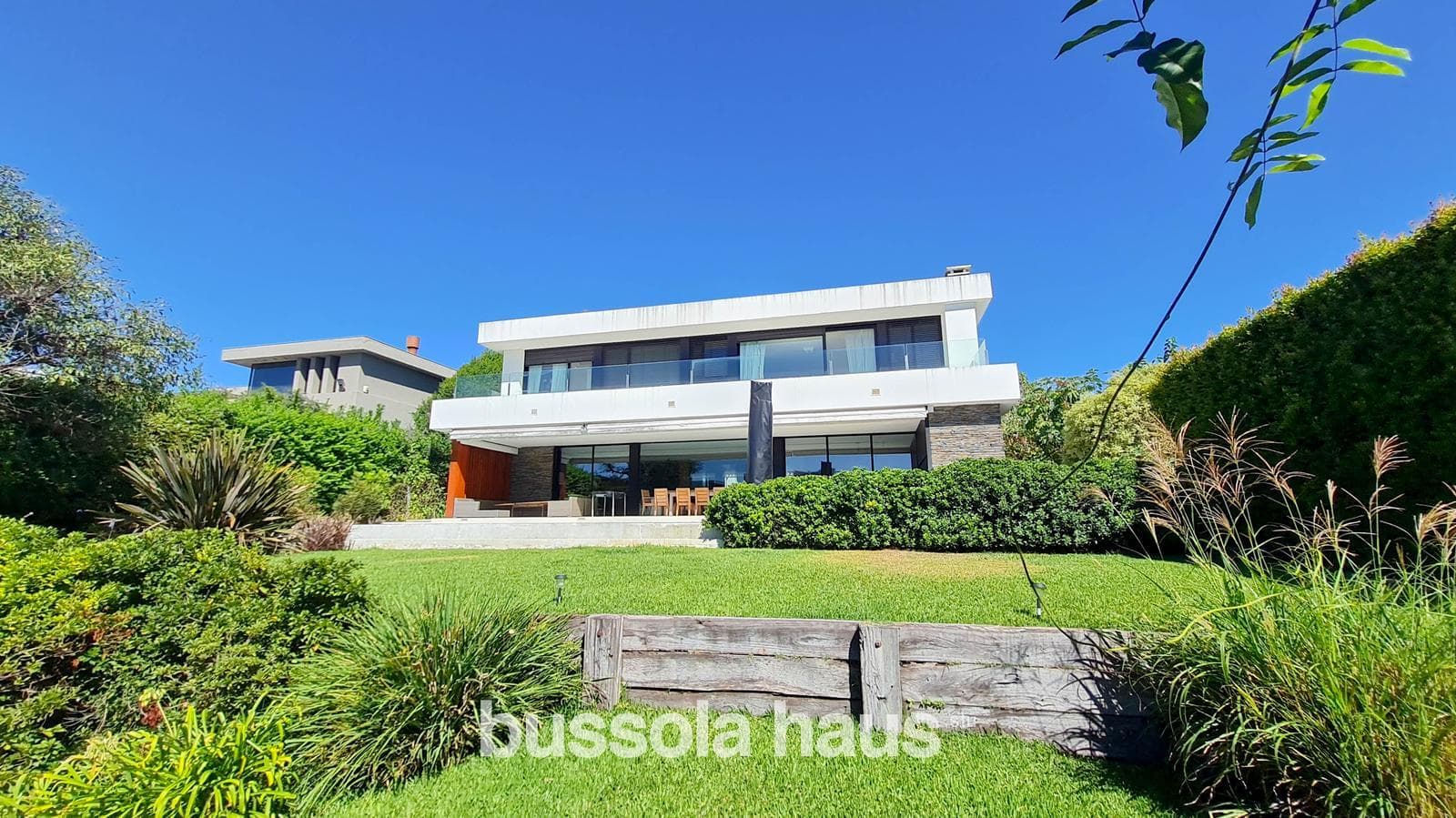 4-Bedroom House by the River in Albanueva