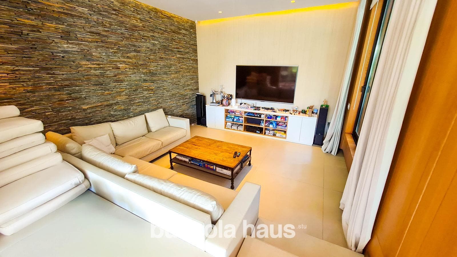 4-Bedroom House by the River in Albanueva