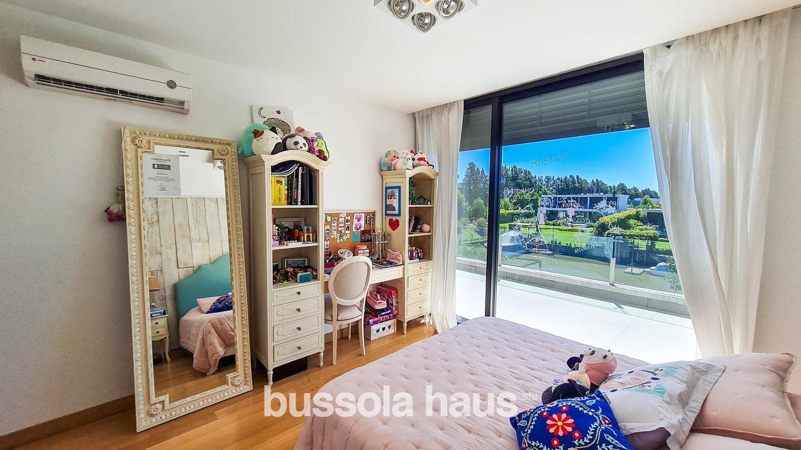 4-Bedroom House by the River in Albanueva