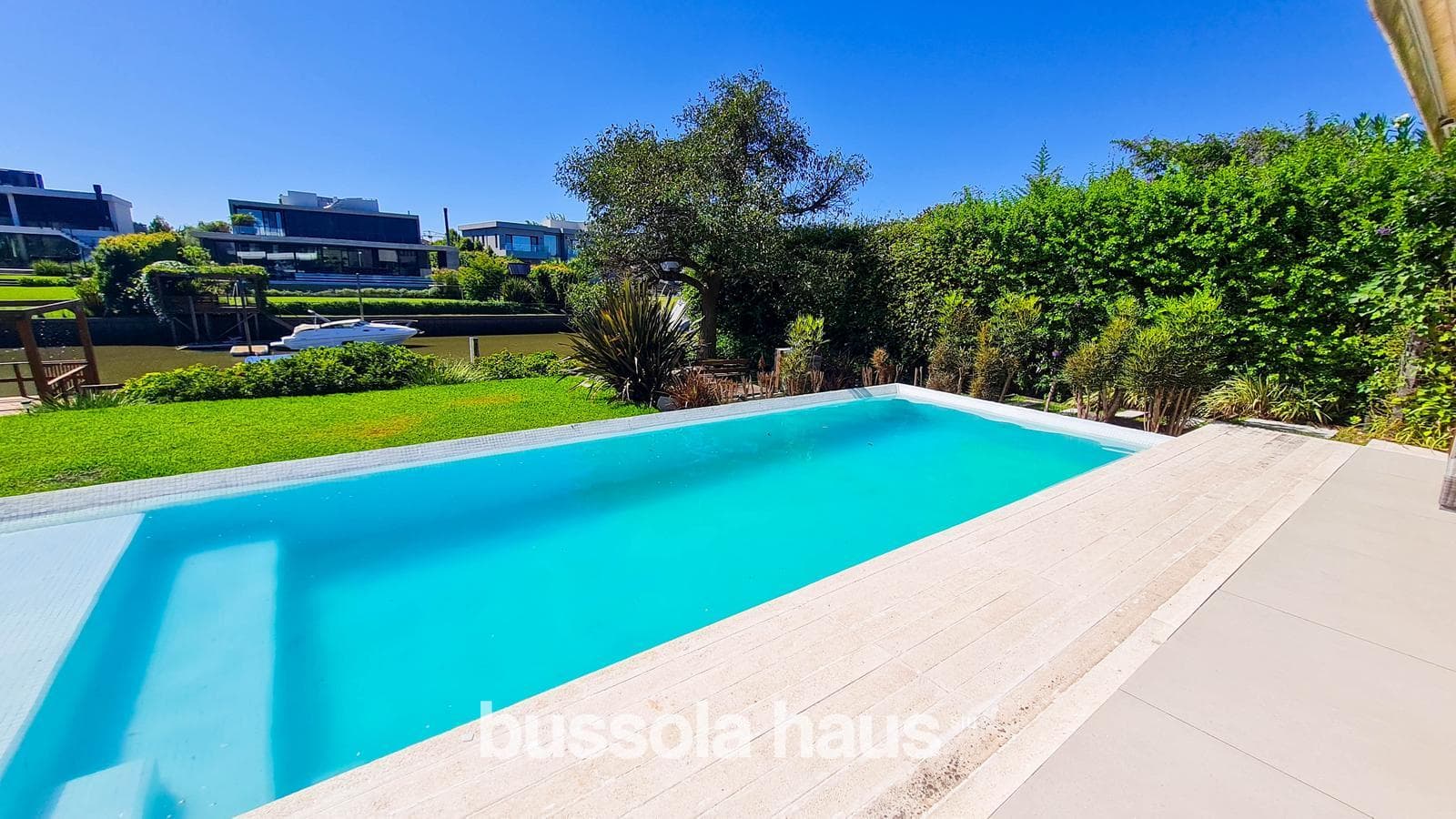 4-Bedroom House by the River in Albanueva