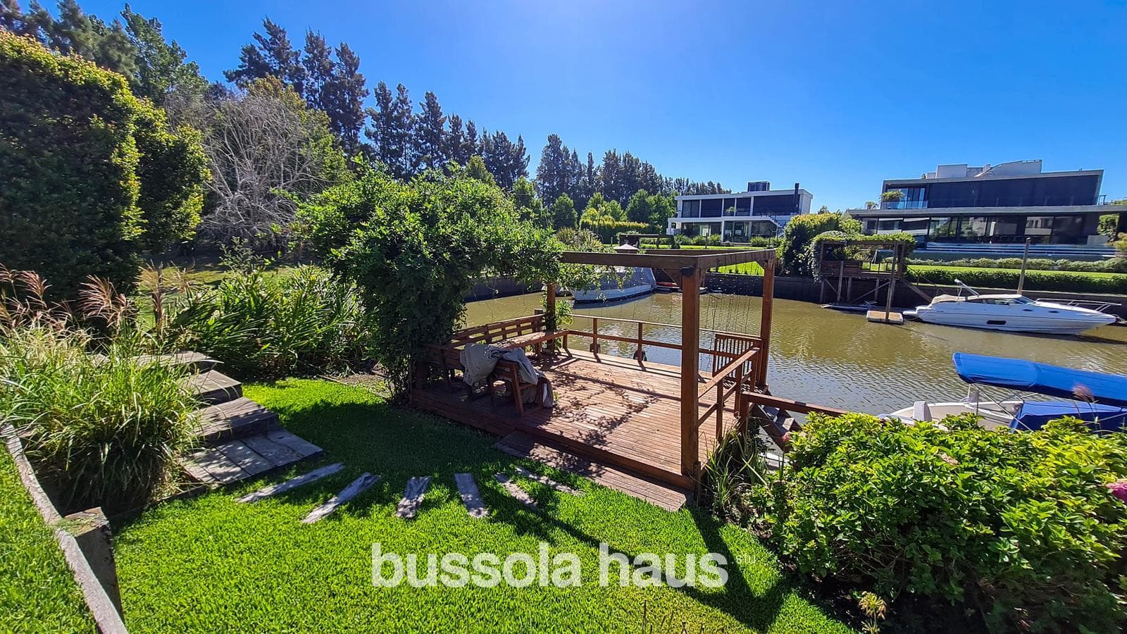 4-Bedroom House by the River in Albanueva