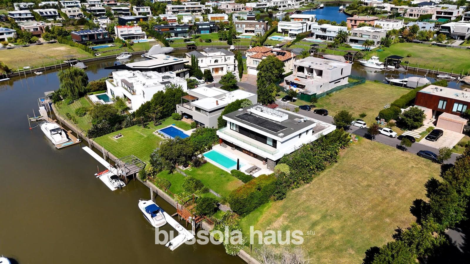 4-Bedroom House by the River in Albanueva