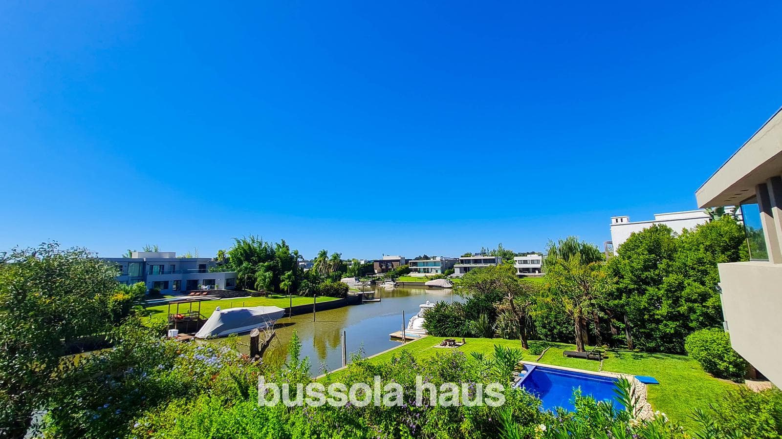 4-Bedroom House by the River in Albanueva