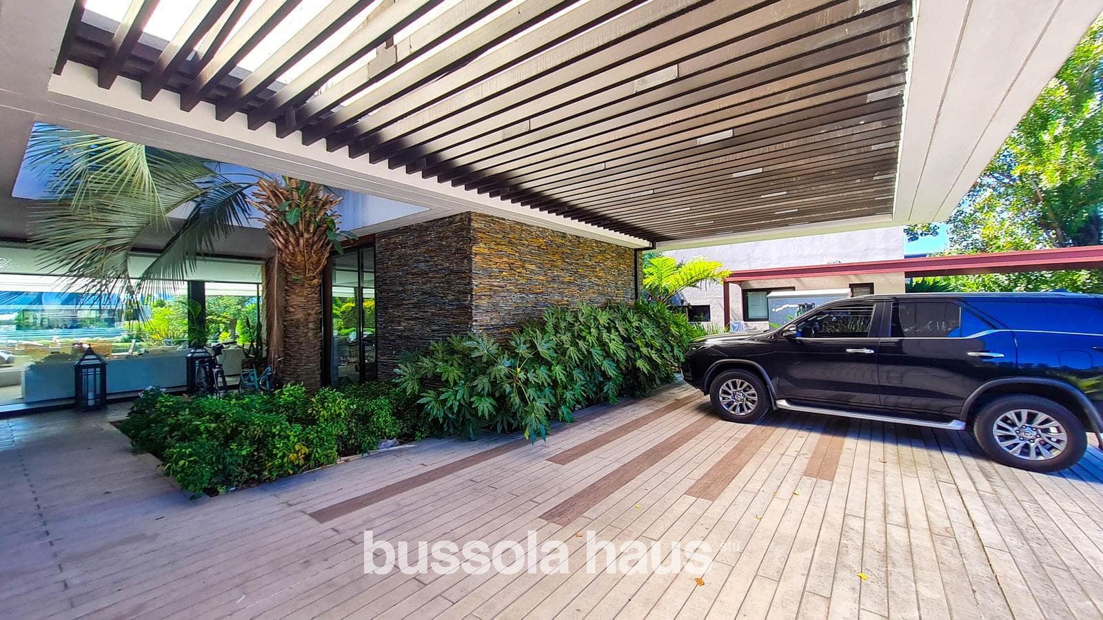 4-Bedroom House by the River in Albanueva