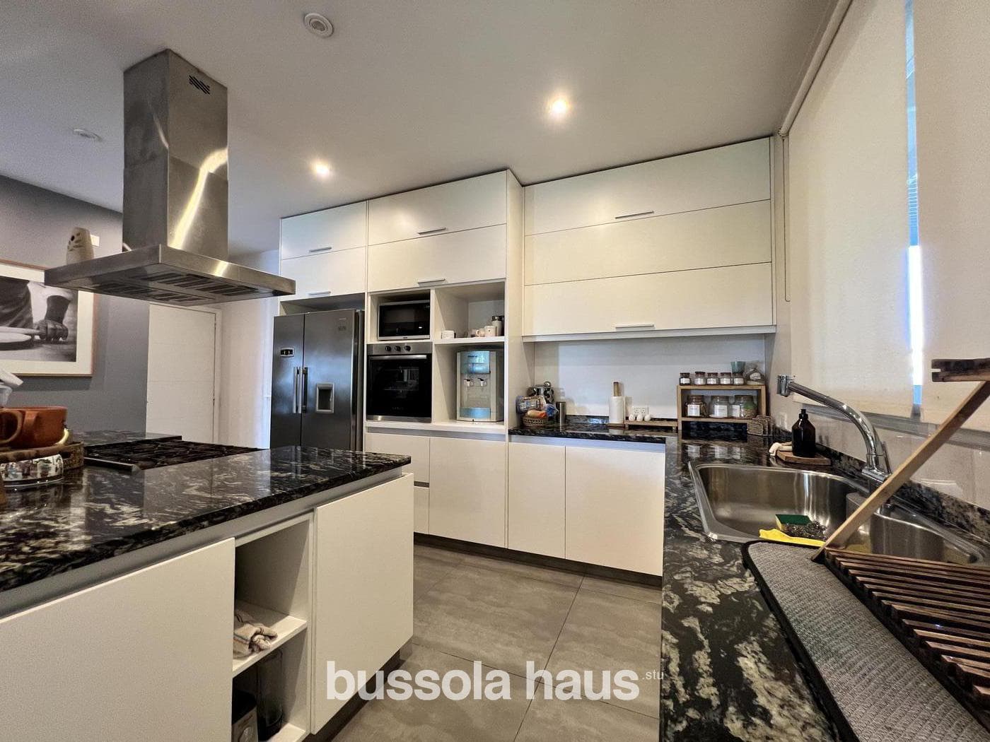 4-Bedroom Lakefront House for Sale in Barbarita