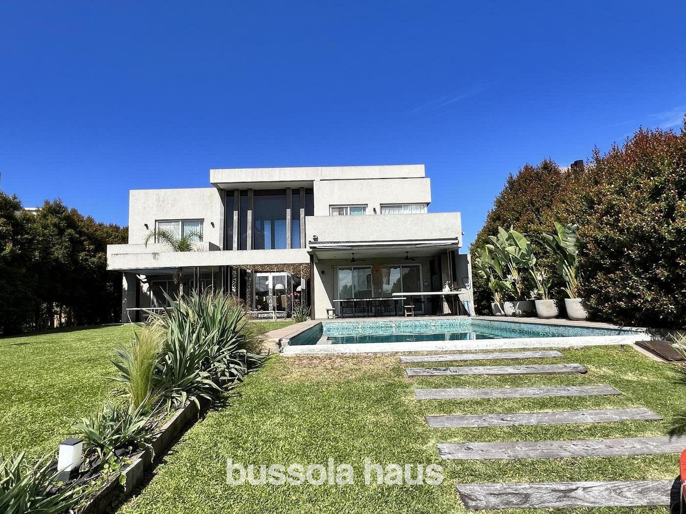 4-Bedroom Lakefront House for Sale in Barbarita