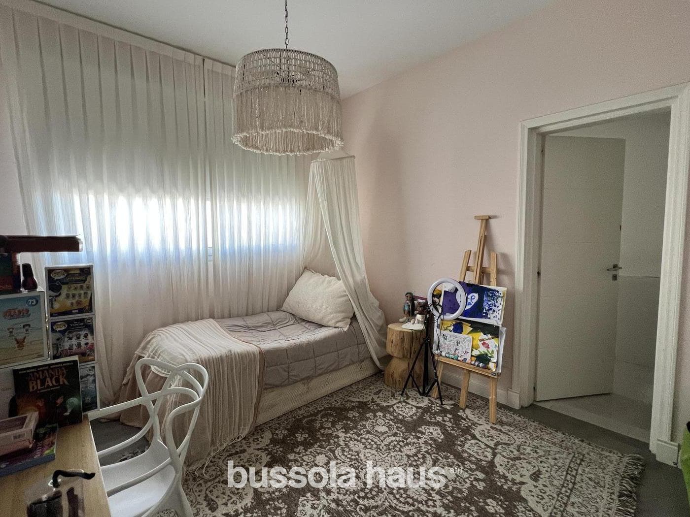 4-Bedroom Lakefront House for Sale in Barbarita