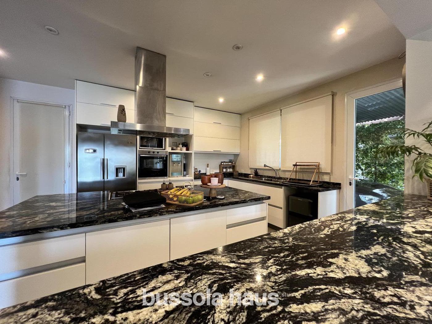 4-Bedroom Lakefront House for Sale in Barbarita