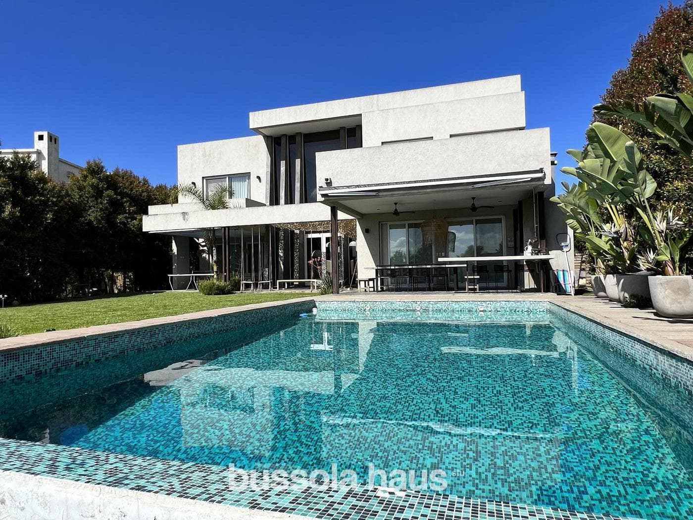 4-Bedroom Lakefront House for Sale in Barbarita