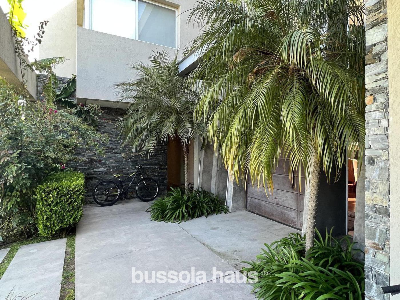 4-Bedroom Lakefront House for Sale in Barbarita