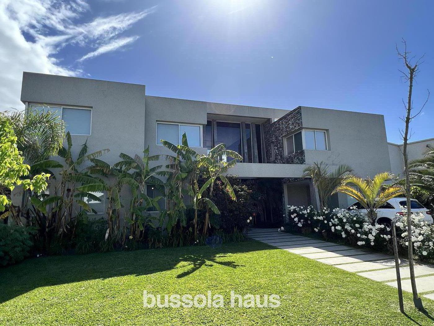 4-Bedroom Lakefront House for Sale in Barbarita
