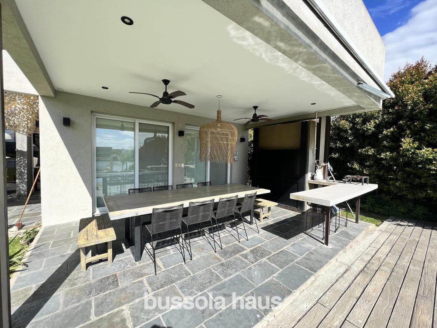 4-Bedroom Lakefront House for Sale in Barbarita