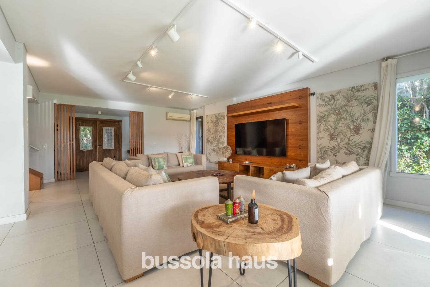 6-Bedroom Lakefront Home for Sale in La Isla