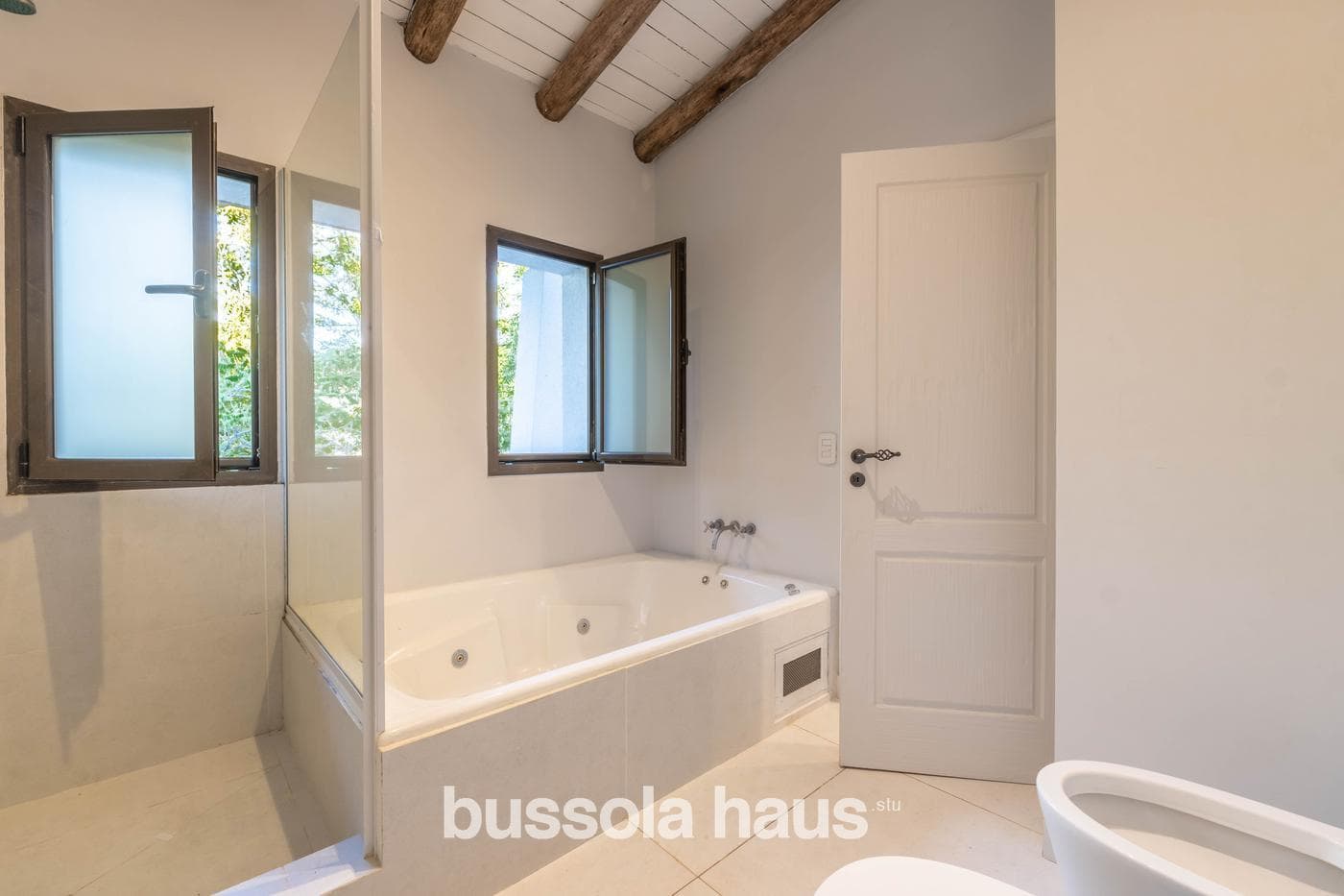 6-Bedroom Lakefront Home for Sale in La Isla