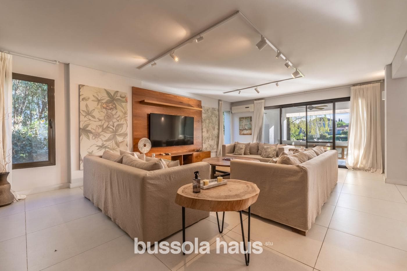 6-Bedroom Lakefront Home for Sale in La Isla