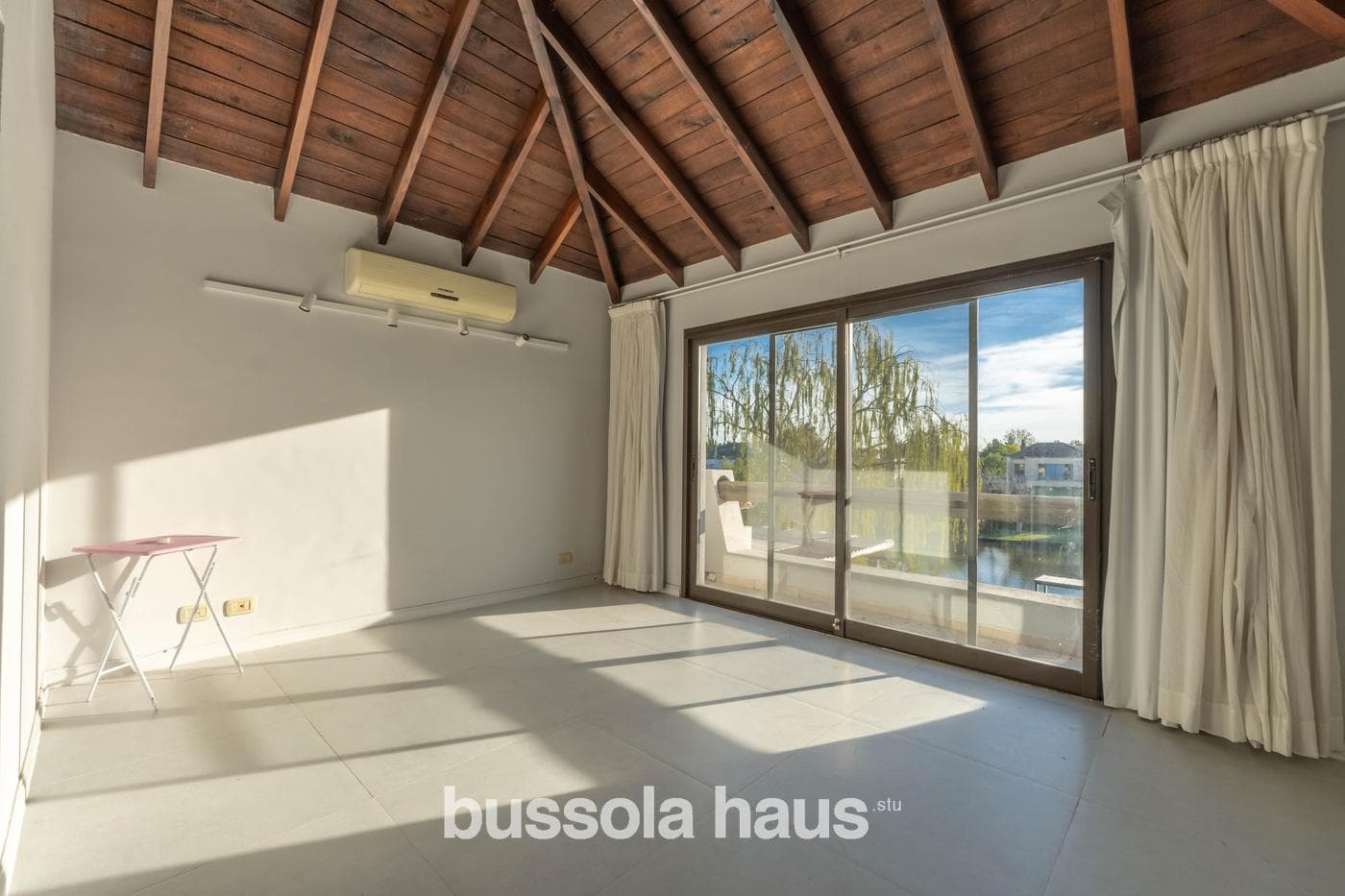 6-Bedroom Lakefront Home for Sale in La Isla