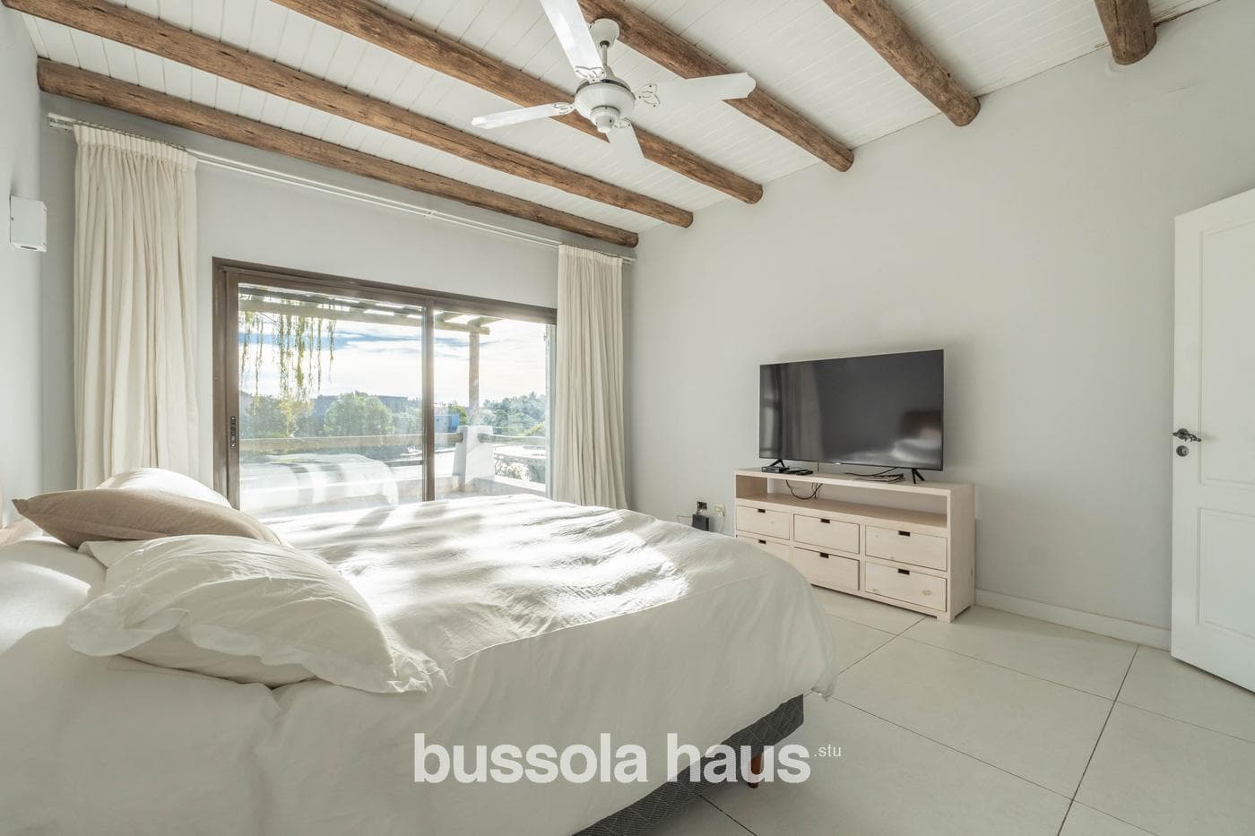 6-Bedroom Lakefront Home for Sale in La Isla