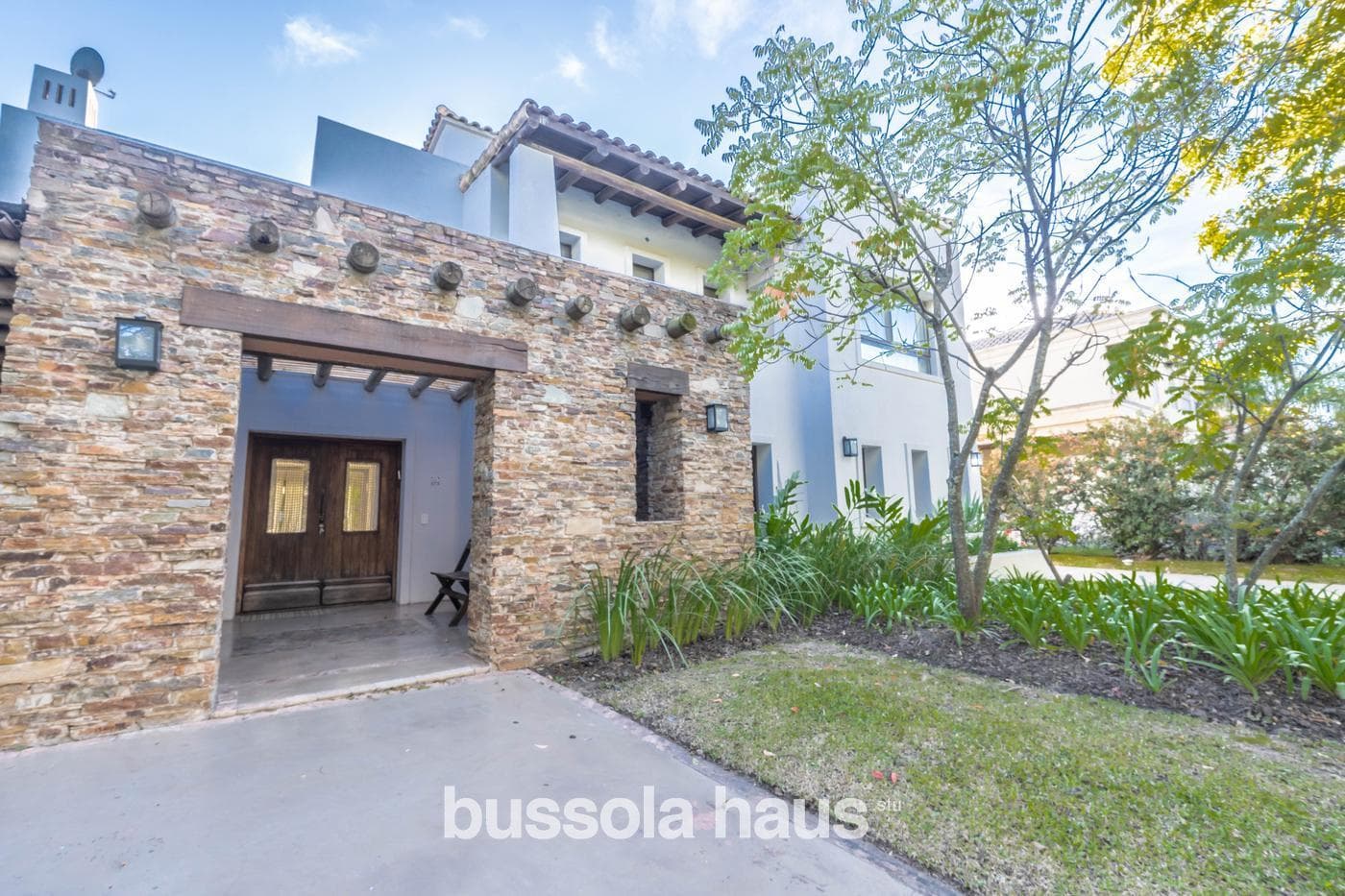 6-Bedroom Lakefront Home for Sale in La Isla