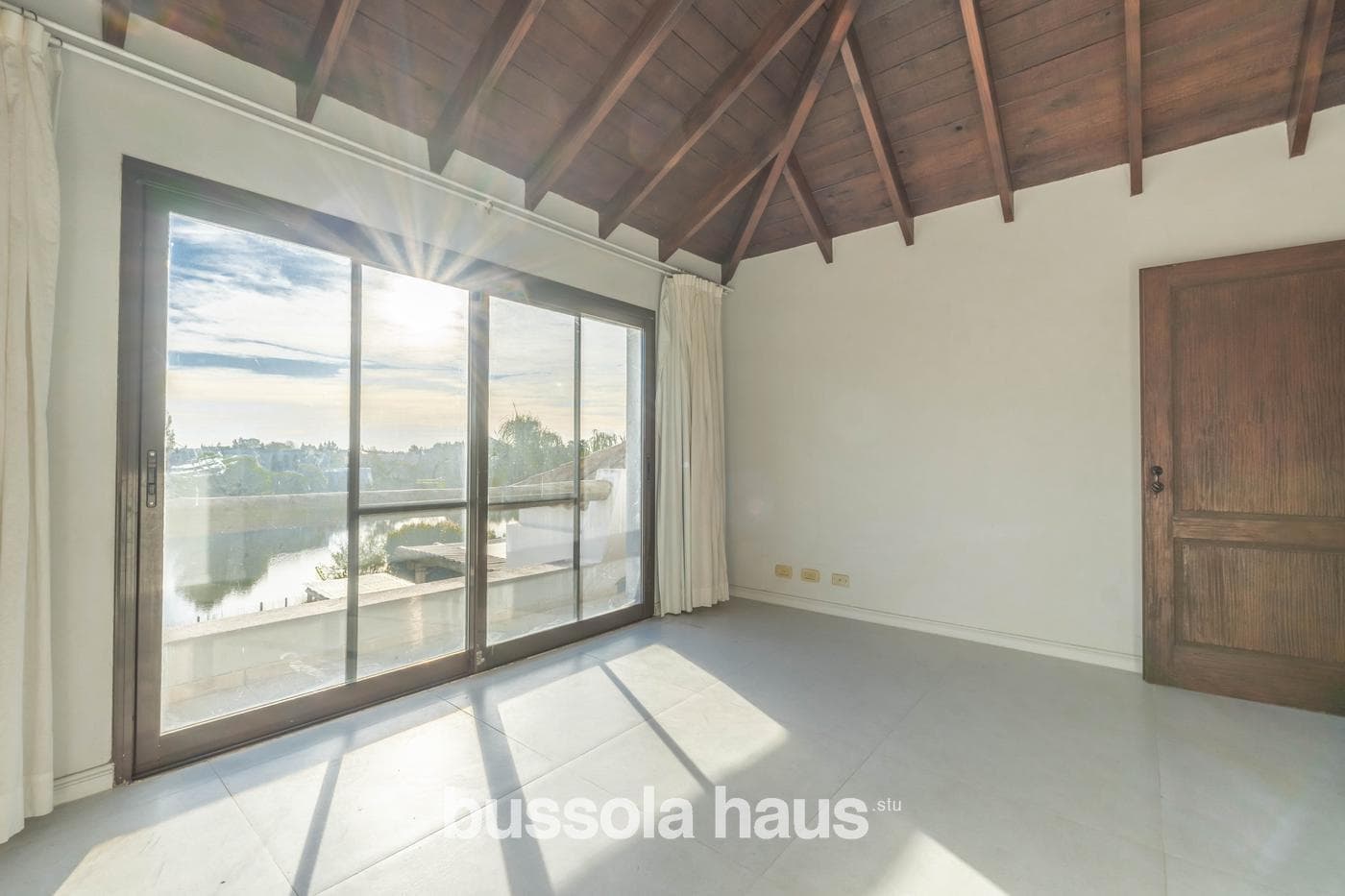 6-Bedroom Lakefront Home for Sale in La Isla