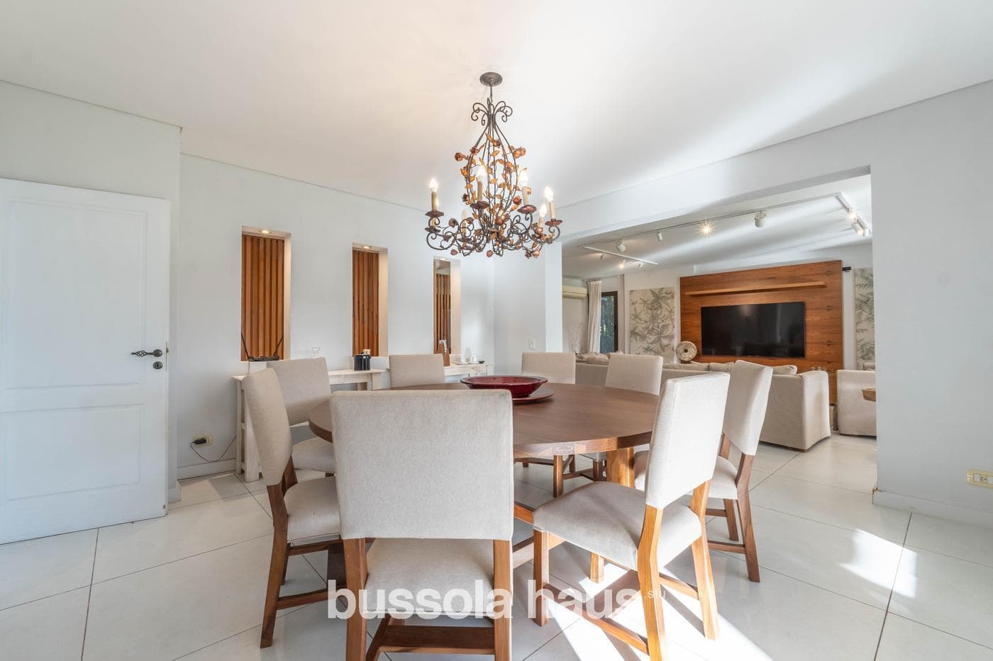 6-Bedroom Lakefront Home for Sale in La Isla