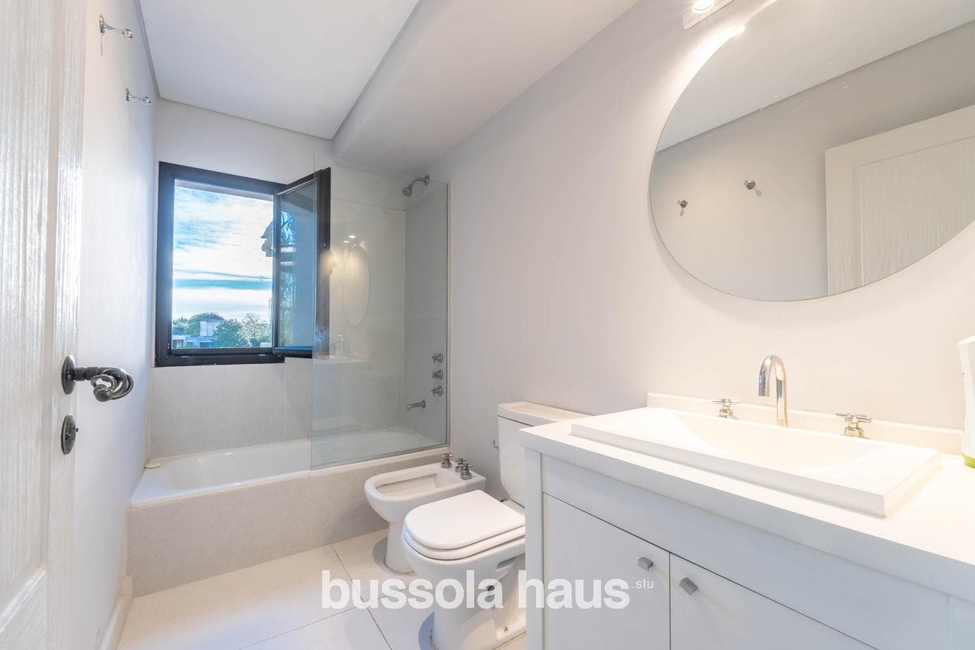 6-Bedroom Lakefront Home for Sale in La Isla