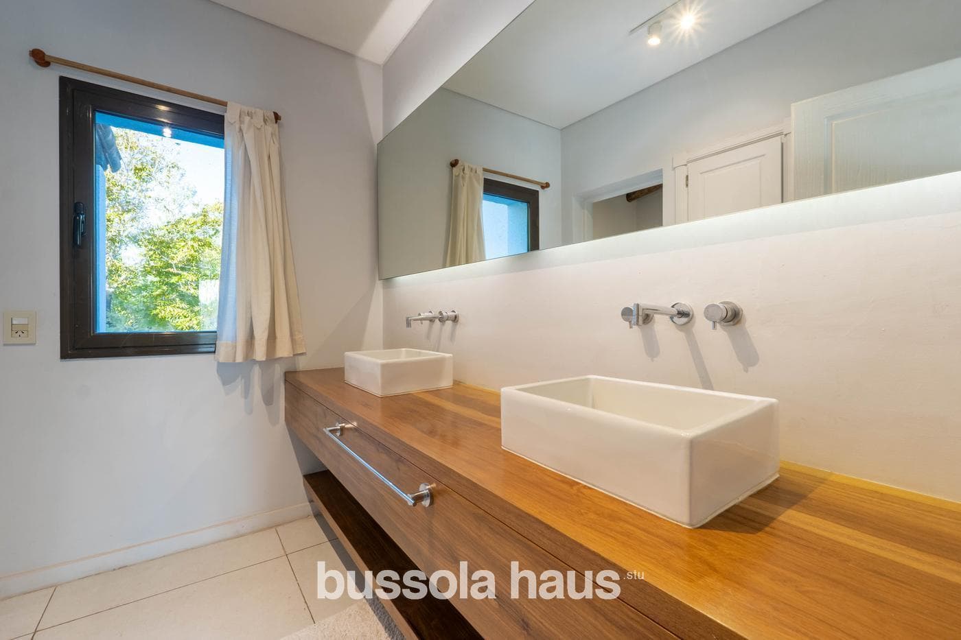 6-Bedroom Lakefront Home for Sale in La Isla