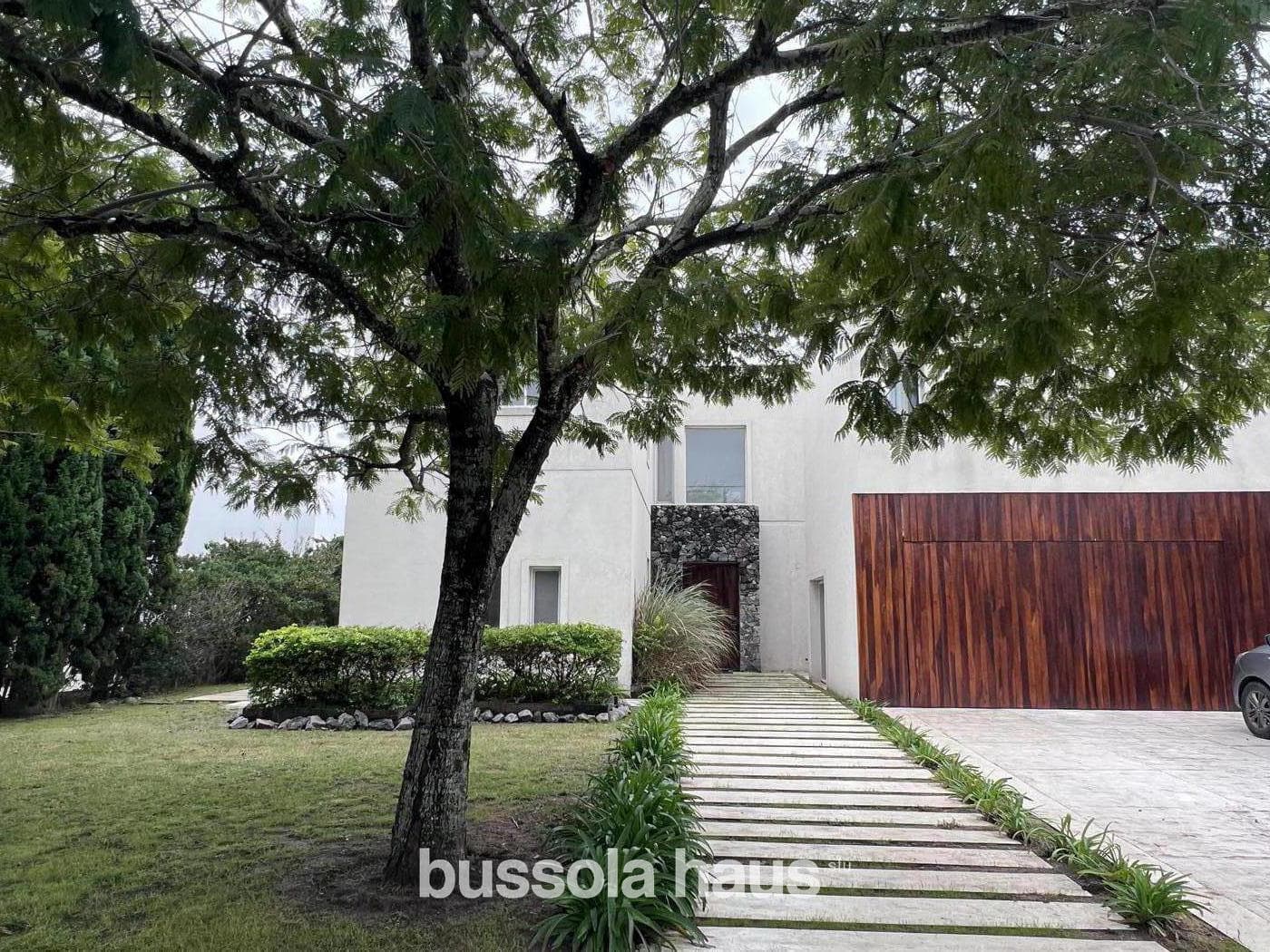 5-Bedroom House for Sale Near the Golf Course in Nordelta